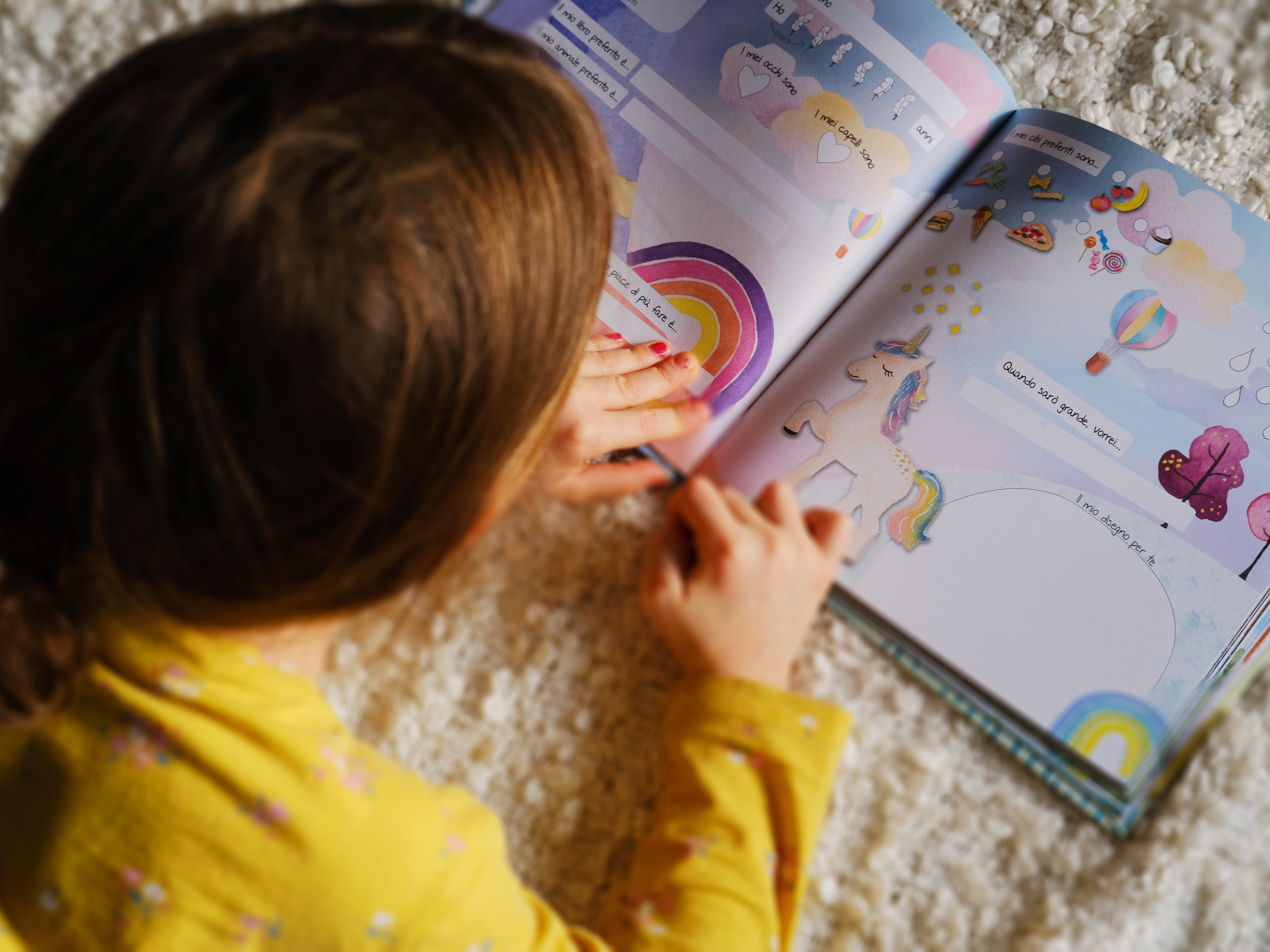 Bambina che colora una pagina di Amilibro